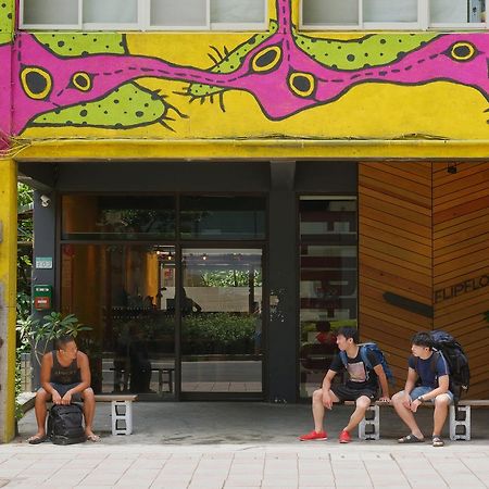 Flip Flop Hostel - Main Station Taipei Bagian luar foto