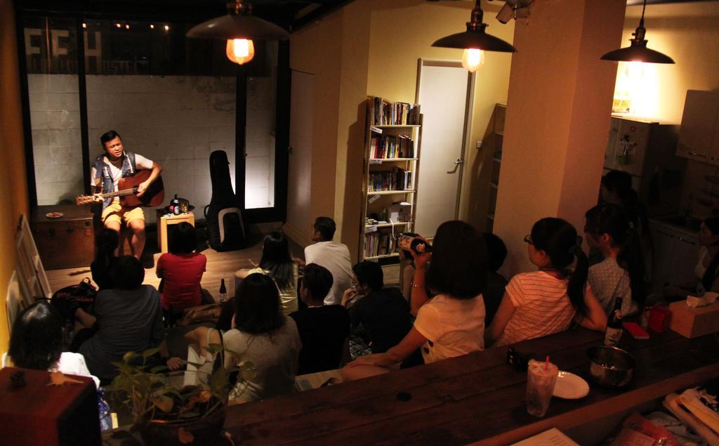 Flip Flop Hostel - Main Station Taipei Bagian luar foto