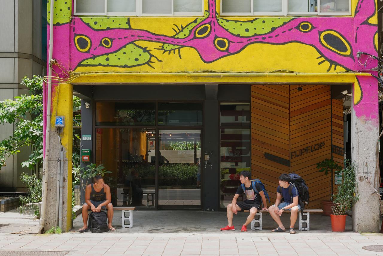 Flip Flop Hostel - Main Station Taipei Bagian luar foto