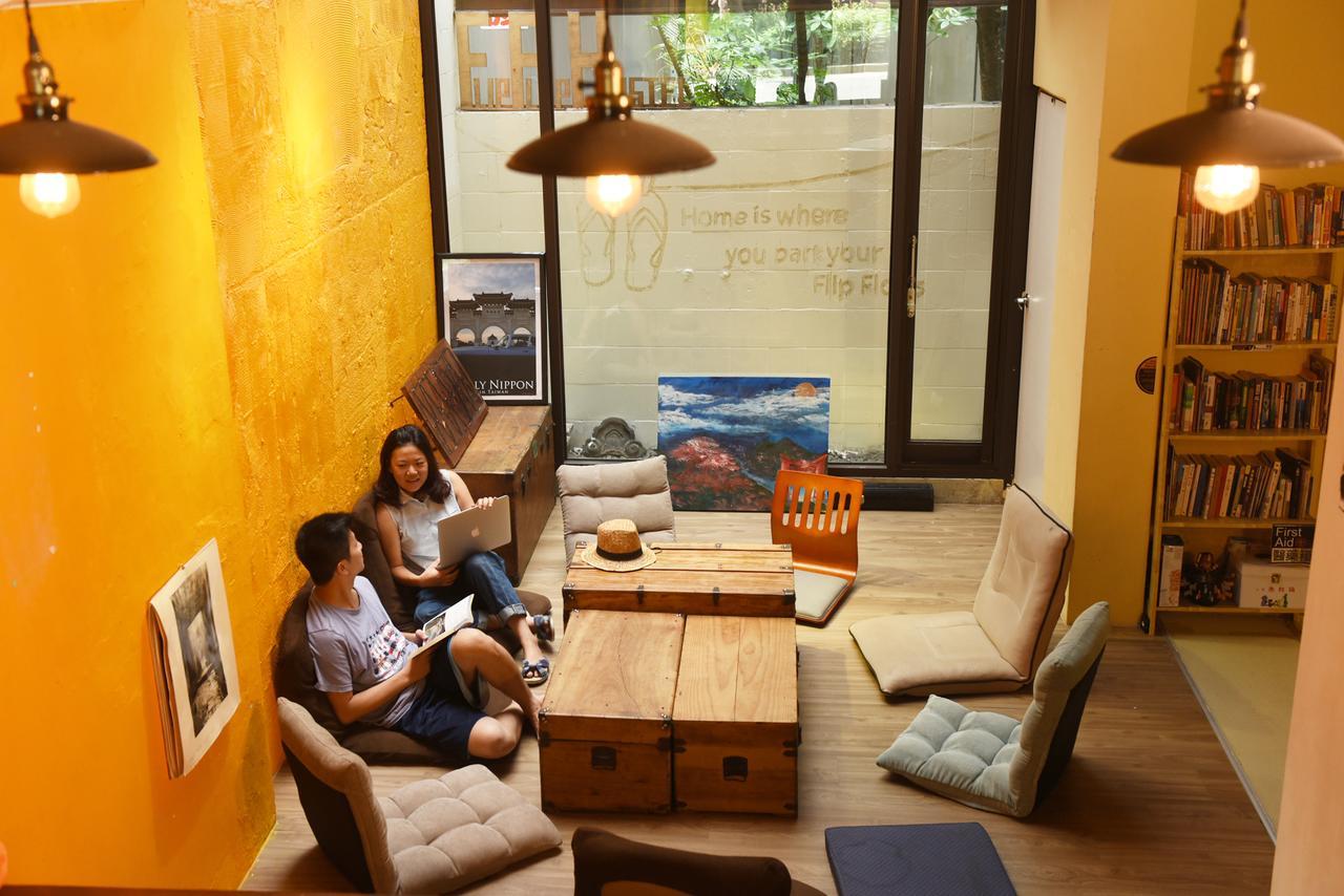 Flip Flop Hostel - Main Station Taipei Bagian luar foto