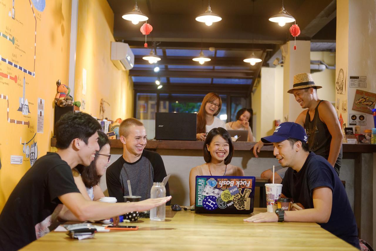 Flip Flop Hostel - Main Station Taipei Bagian luar foto