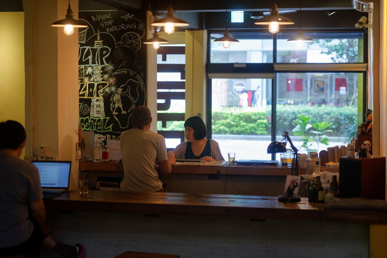 Flip Flop Hostel - Main Station Taipei Bagian luar foto