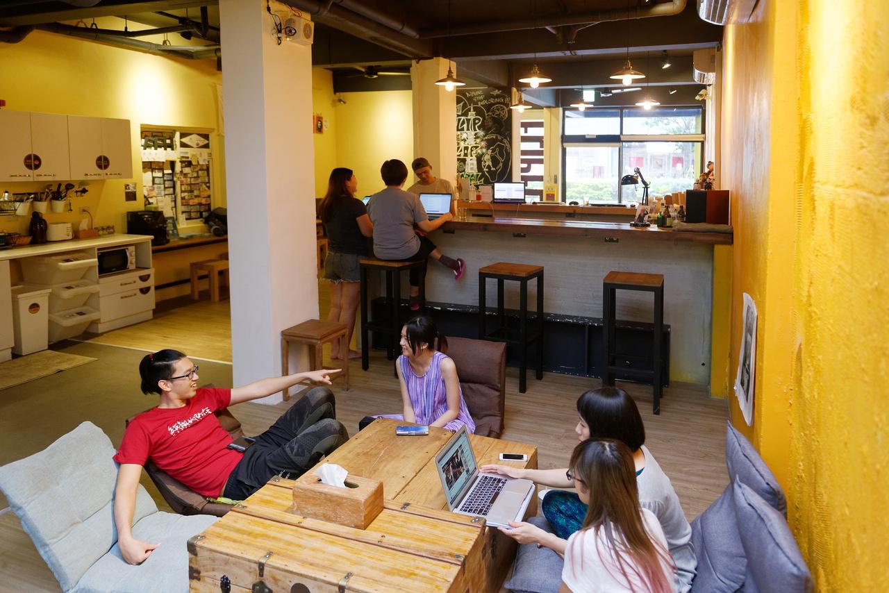 Flip Flop Hostel - Main Station Taipei Bagian luar foto