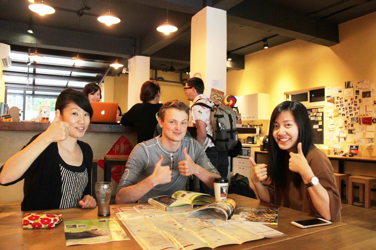 Flip Flop Hostel - Main Station Taipei Bagian luar foto