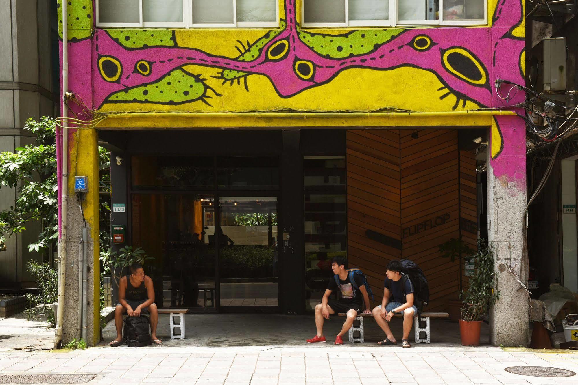 Flip Flop Hostel - Main Station Taipei Bagian luar foto