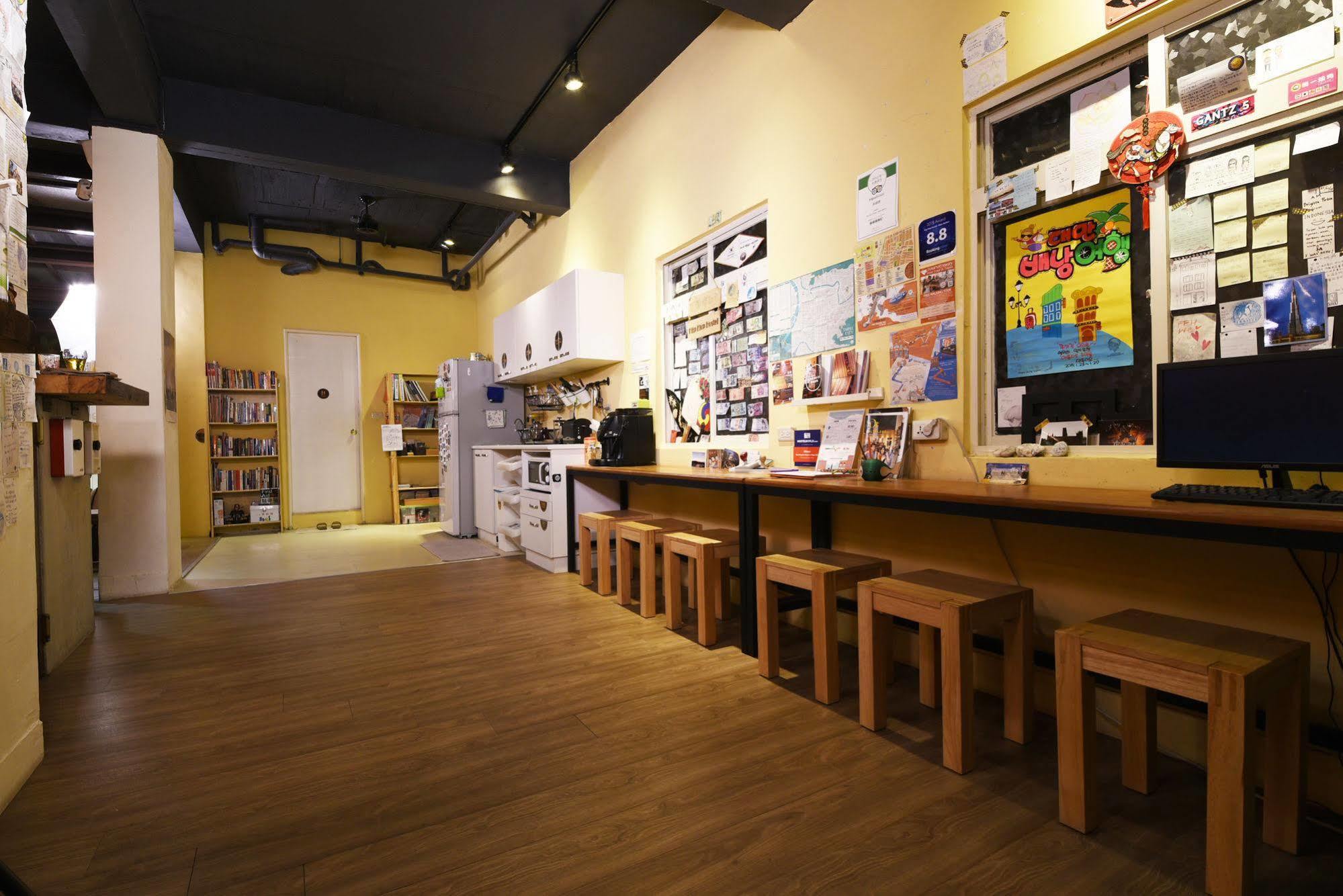 Flip Flop Hostel - Main Station Taipei Bagian luar foto