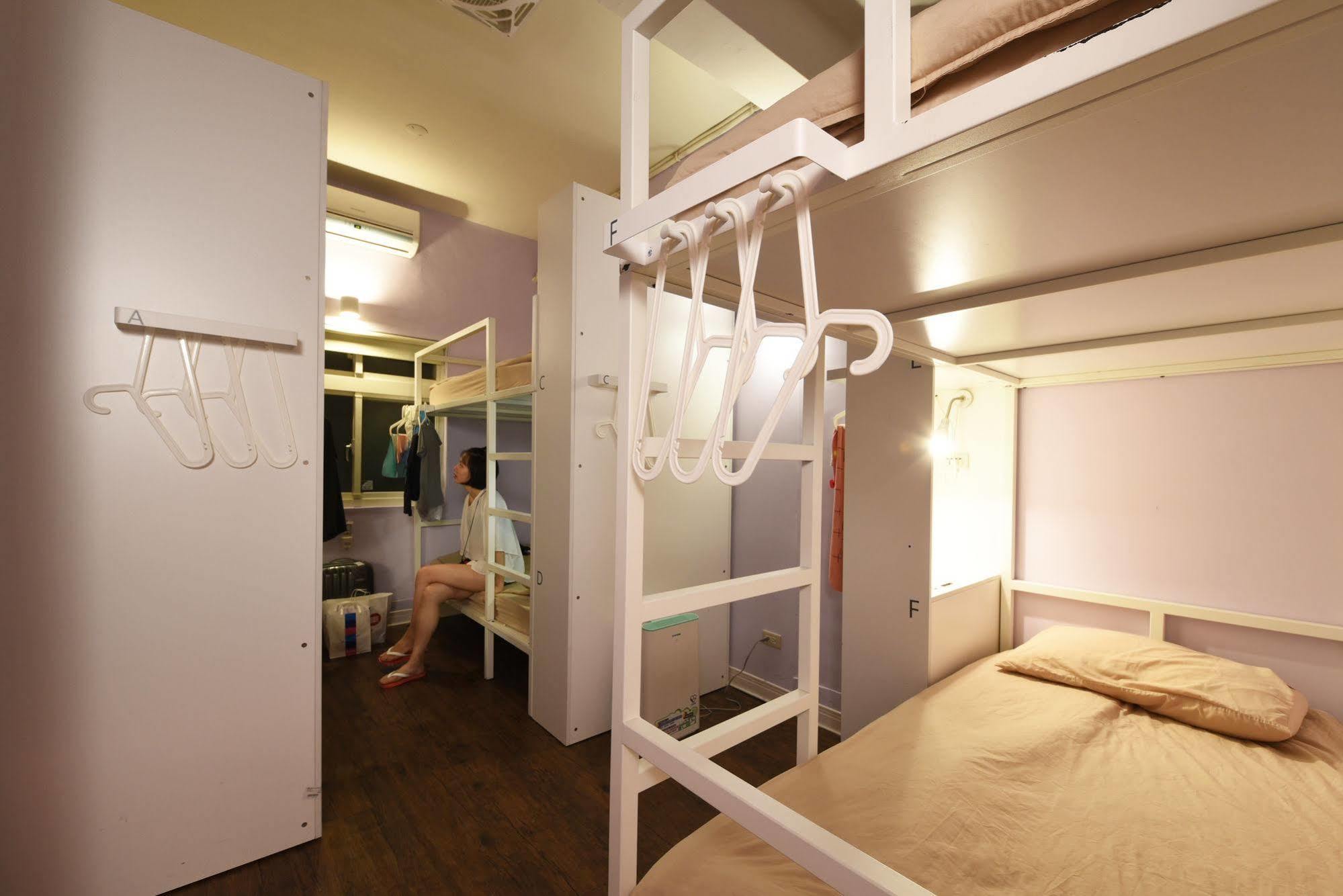 Flip Flop Hostel - Main Station Taipei Bagian luar foto