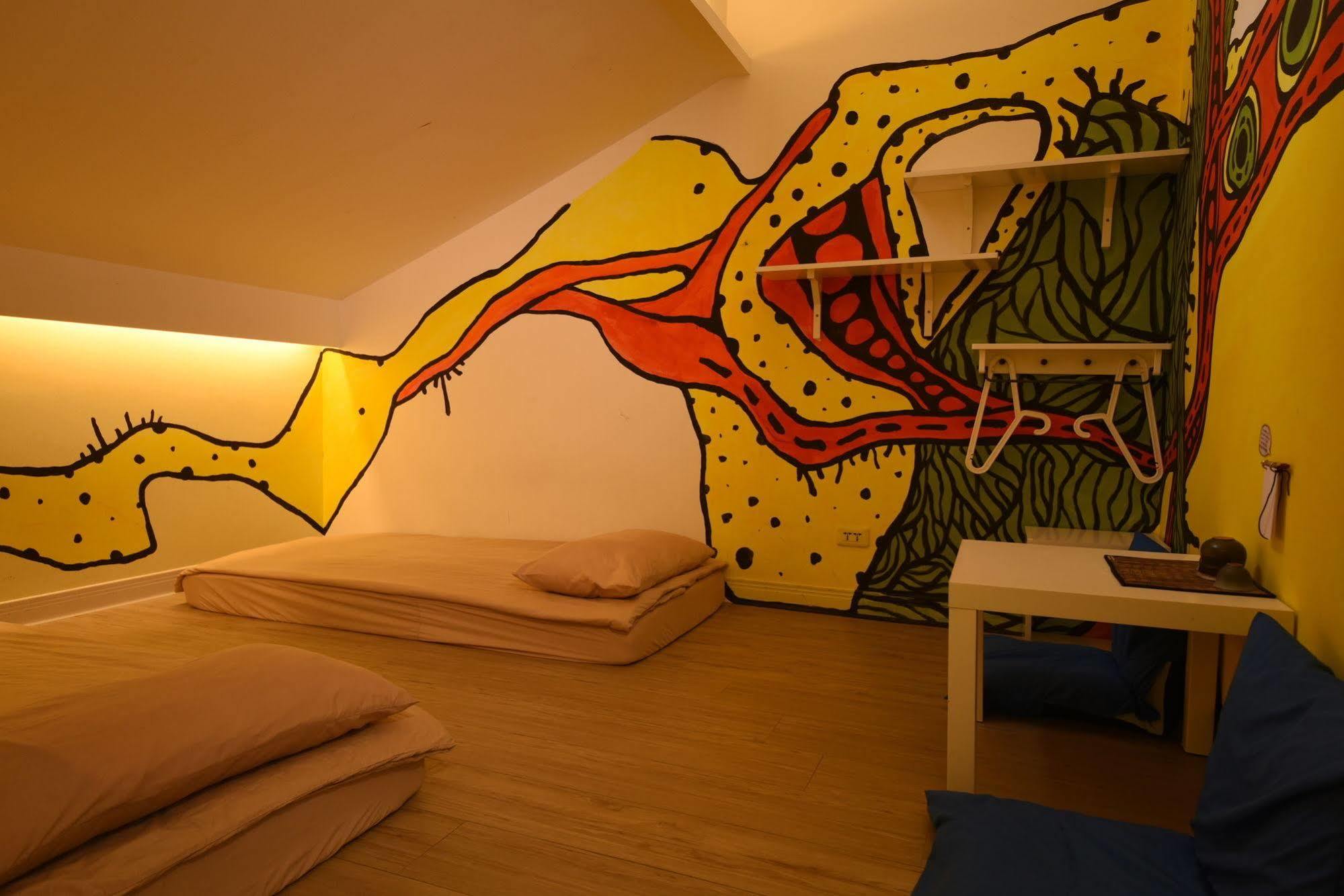 Flip Flop Hostel - Main Station Taipei Bagian luar foto
