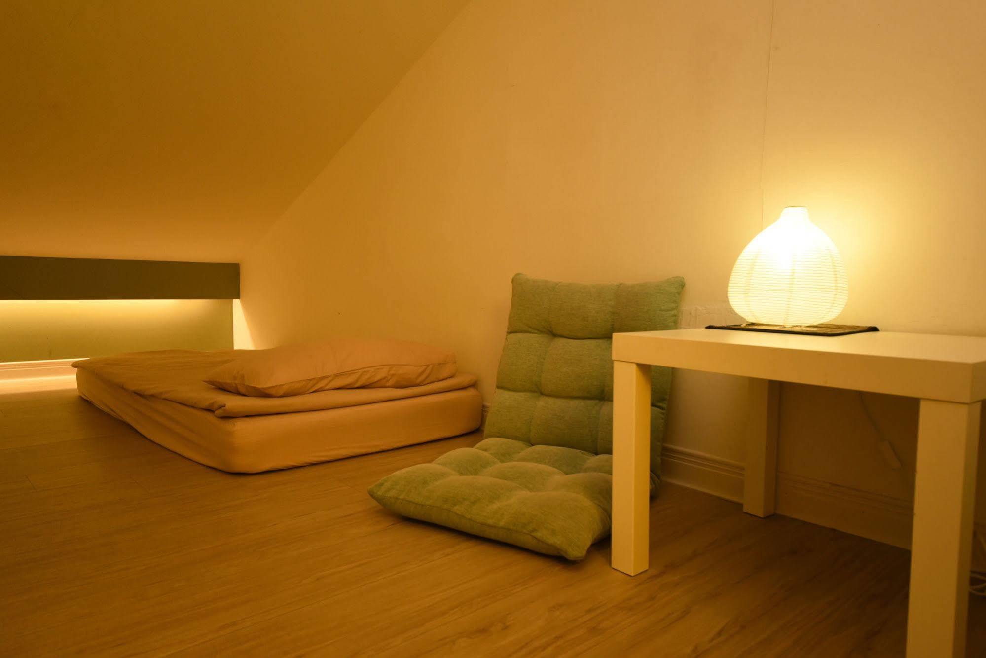 Flip Flop Hostel - Main Station Taipei Bagian luar foto