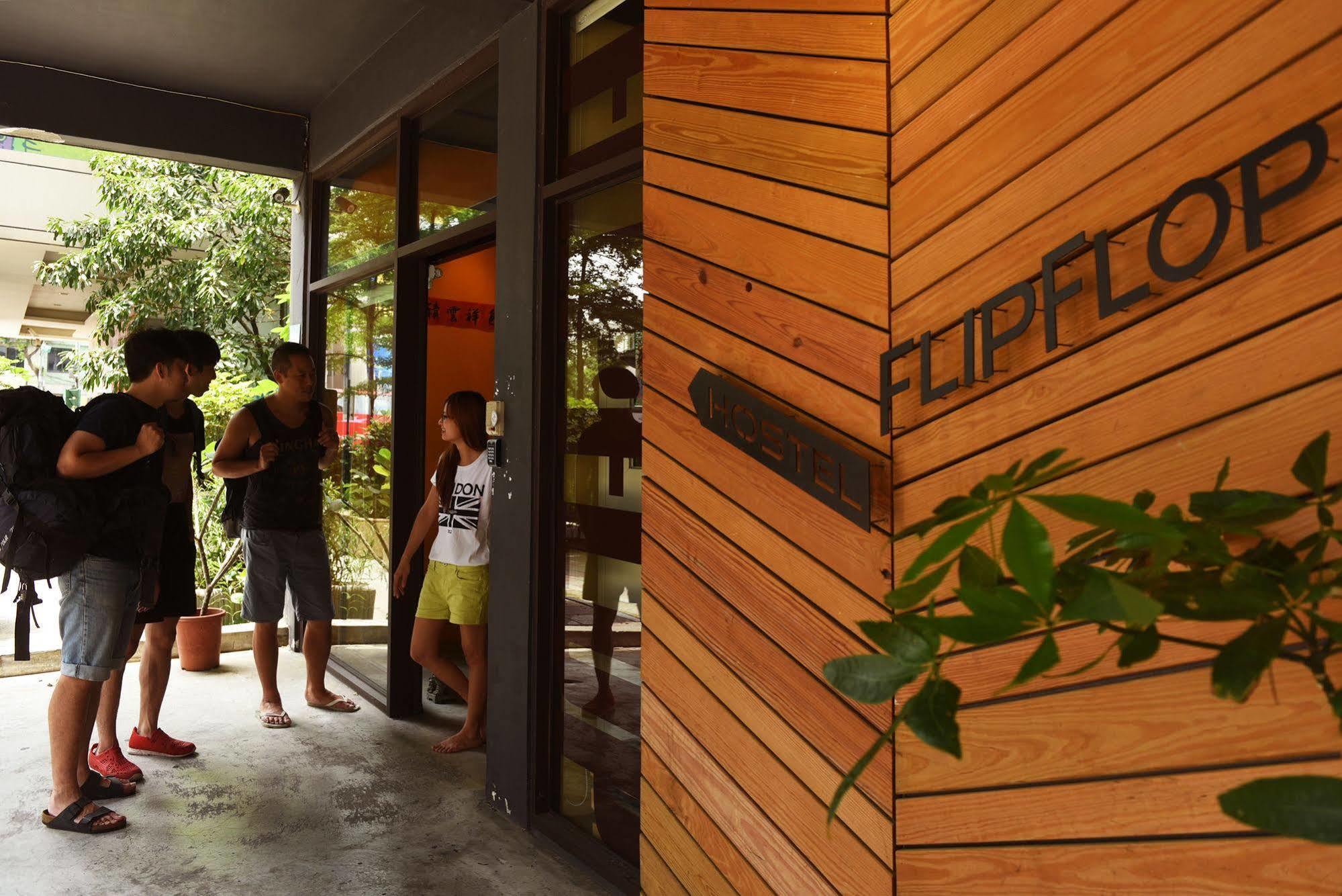 Flip Flop Hostel - Main Station Taipei Bagian luar foto