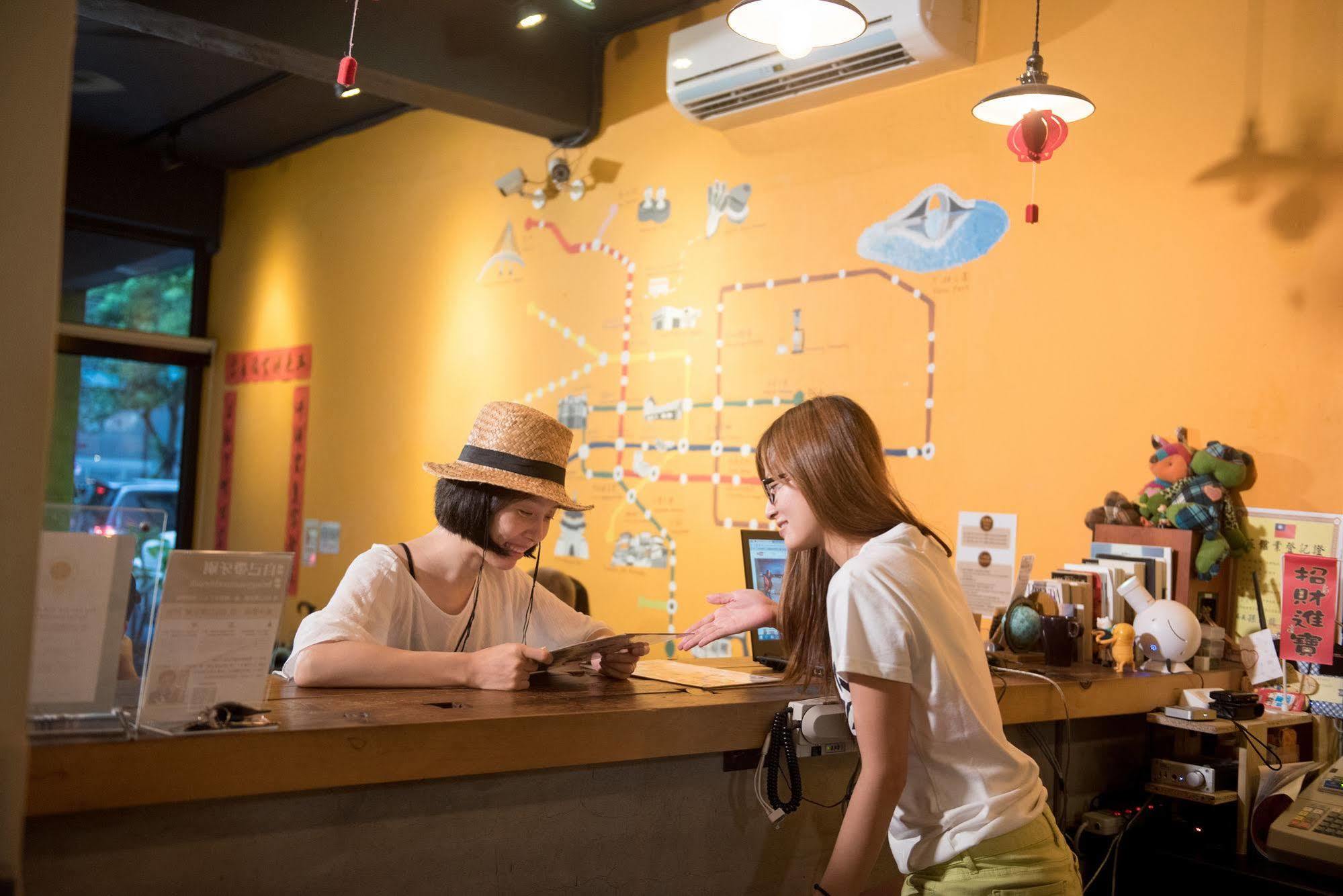Flip Flop Hostel - Main Station Taipei Bagian luar foto